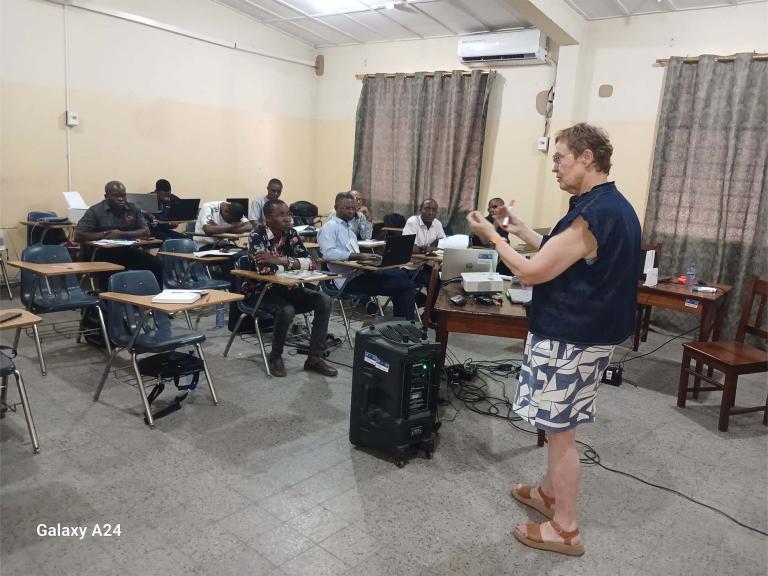 Enseignement des apprenant de L2 soins oculaires du CFOAC – ISTM  avec Mme Christiane PASCHKE du département  d’opta de l’université de Rostock sur les explorations de l’œil avec le prof Dr Rudolf F
